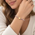 Bransoletka na rękę z sercem i kamieniami fluorytu BST1613 - zdjęcie na modelce