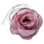 Różowy naszyjnik choker z różą na rzemyku - obrazek 2