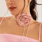 Różowy naszyjnik choker z różą na rzemyku - obrazek 3