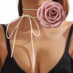 Różowy naszyjnik choker z różą na rzemyku - obrazek 4